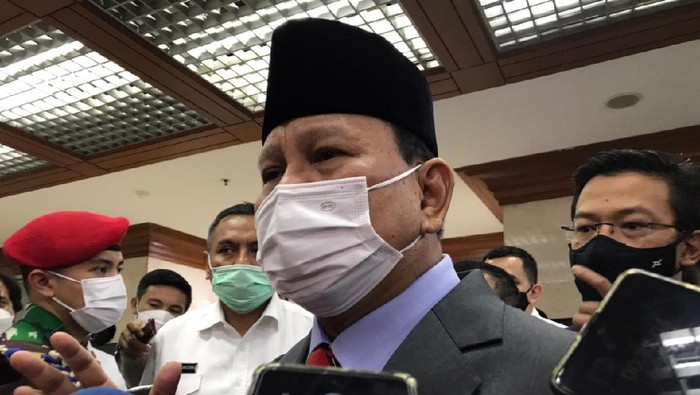 Menhan Prabowo Subianto usai rapat kerja dengan Komisi I DPR, di kompleks parlemen, Senayan, Jakarta, Rabu (2/6/2021).