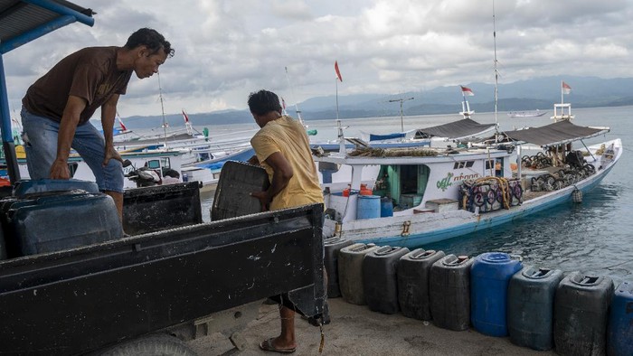 Pekerja menurunkan BBM jenis solar ke kapal nelayan di Pelabuhan Pendaratan Ikan (PPI) Donggala, Sulawesi Tengah, Selasa (1/6/2021). Pemerintah melalui  Kementerian ESDM akan mengonversi penggunaan bahan bakar minyak (BBM) ke bahan bakar gas (BBG) kepada para nelayan yang memiliki kapal penangkap ikan setara dengan 7.812 metric ton (MT). ANTARAFOTO/Basri Marzuki/rwa.