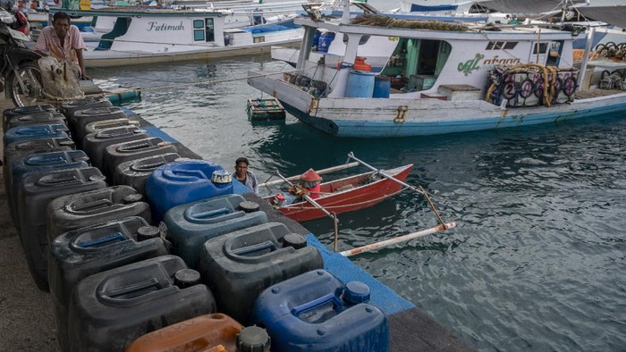 PROGRAM KONVERSI BBM KE BBG BAGI NELAYAN Pekerja menurunkan BBM jenis solar ke kapal nelayan di Pelabuhan Pendaratan Ikan (PPI) Donggala, Sulawesi Tengah, Selasa (1/6/2021). Pemerintah melalui Kementerian ESDM akan mengonversi penggunaan bahan bakar minyak (BBM) ke bahan bakar gas (BBG) kepada para nelayan yang memiliki kapal penangkap ikan setara dengan 7.812 metric ton (MT). ANTARAFOTO/Basri Marzuki/rwa.