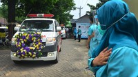 Sejumlah tenaga kesehatan memberikan penghormatan terakhir kepada jenazah rekannya Wulan Ningrum yang meninggal dunia akibat terpapar COVID-19 di Rumah Sakit Umum Daerah (RSUD) Dr. Loekmono Hadi, Kudus, Jawa Tengah, Rabu (2/6/2021).