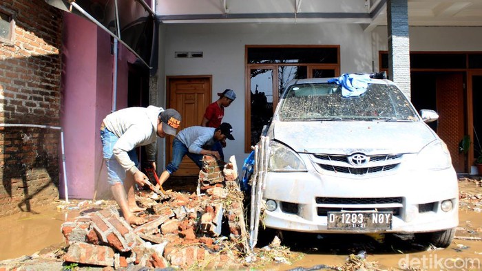 500 rumah terdampak tanggul jebol di Kabupaten Bandung. Tanggul itu jebol akibat tingginya volume air di Sungai Cisunggalah.