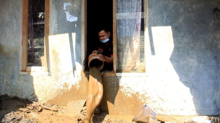 500 rumah terdampak tanggul jebol di Kabupaten Bandung. Tanggul itu jebol akibat tingginya volume air di Sungai Cisunggalah.
