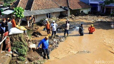 Ratusan Rumah Terdampak Tanggul Jebol di Bandung