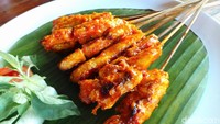Dari pulau Lombok, ada sate ayam rembiga. Daging ayamnya dibalut bumbu cabe pedas menyengat dan dibakar kering. Enak dimakan dengan lontong. Kamu bisa membuat sendiri dengan resep ini. Foto: detikfood/odilia