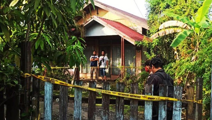 Rumah tempat kejadian perkara dipasang garis polisi di mana ditemukan wanita tanpa kepala dan busana diduga korban pembunuhan. (ANTARA/Gunawan Wibisono)