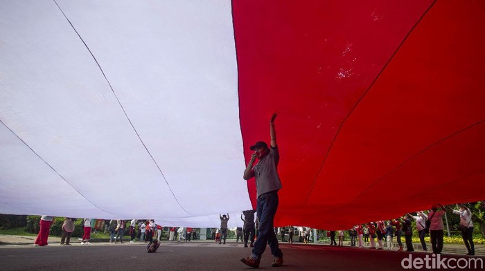 Saat Bendera Merah Putih Raksasa Hiasi Kawasan Monas Massa membentangkan bendera Merah Putih berukuran raksasa di kawasan Monas. Aksi itu dilakukan dalam rangka memperingati Hari Lahir Pancasila.