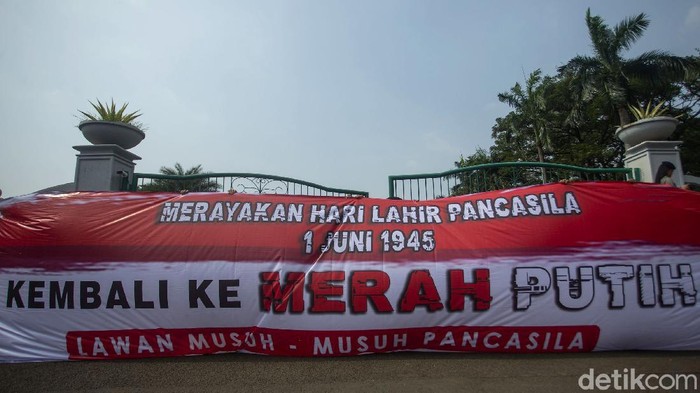 Saat Bendera Merah Putih Raksasa Hiasi Kawasan Monas