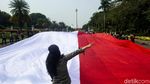 Saat Bendera Merah Putih Raksasa Hiasi Kawasan Monas