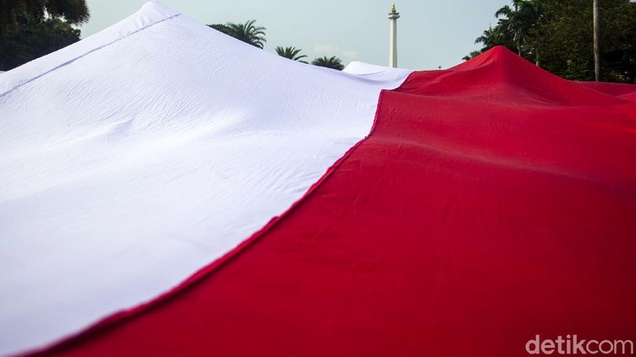 Saat Bendera Merah Putih Raksasa Hiasi Kawasan Monas Massa membentangkan bendera Merah Putih berukuran raksasa di kawasan Monas. Aksi itu dilakukan dalam rangka memperingati Hari Lahir Pancasila.