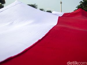 Saat Bendera Merah Putih Raksasa Hiasi Kawasan Monas