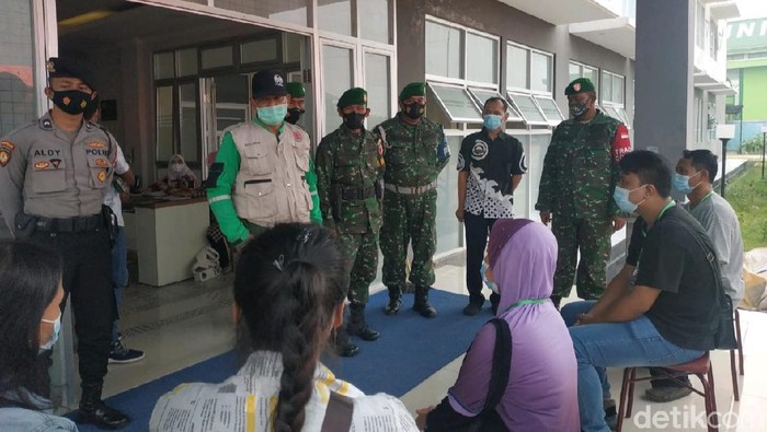 Pekerja Migran Indonesia (PMI) atau TKI yang pulang ke Lamongan terus bertambah. Lima dari 252 TKI masih menjalani isolasi dan 4 orang dinyatakan positif COVID-19.