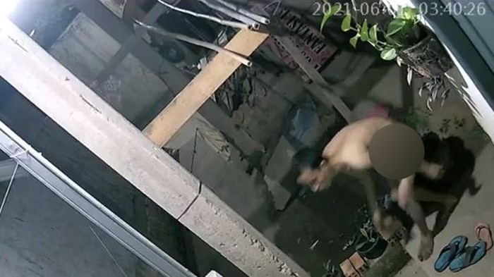 Screenshot video viral pria bugil terekam CCTV maling sepeda di Palembang (dok. Istimewa)