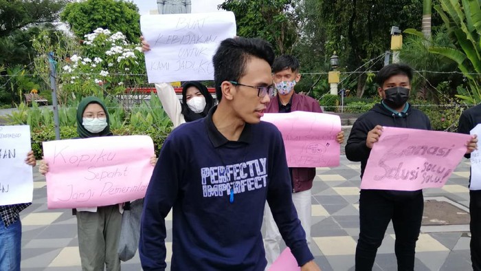 Sejumlah Pelajar di Surabaya Demo Tolak PPDB