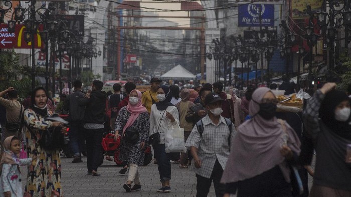 Warga melintasi mural  bertema COVID-19 di Bandung, Jawa Barat, Selasa (1/6/2021). Gubernur Jawa Barat Ridwan Kamil menyatakan Provinsi Jawa Barat siaga satu COVID-19 akibat melonjaknya kasus positif COVID-19 pascakebocoran arus mudik dan libur Lebaran 2021. ANTARA FOTO/Novrian Arbi/rwa.