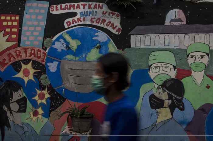Warga melintasi mural  bertema COVID-19 di Bandung, Jawa Barat, Selasa (1/6/2021). Gubernur Jawa Barat Ridwan Kamil menyatakan Provinsi Jawa Barat siaga satu COVID-19 akibat melonjaknya kasus positif COVID-19 pascakebocoran arus mudik dan libur Lebaran 2021. ANTARA FOTO/Novrian Arbi/rwa.