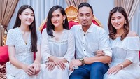 Panji Saputra berperan sebagai Pak Tirta. Istrinya tiga yang diperankan oleh Zora Vidyanata, Metta Permadi dan Lea Ciarachel Fourneaux. Foto: dok instagram