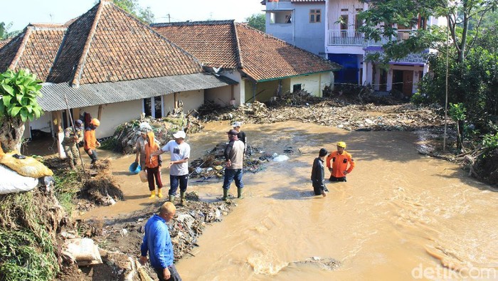 Tanggul Sungai Cisunggalah jebol