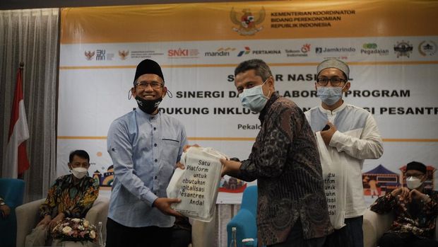 Telkom menghadirkan seminar nasional Sinergi dan Kolaborasi Program Mendukung Inklusi Keuangan Bagi Pesantren di Pekalongan, Jawa Tengah.