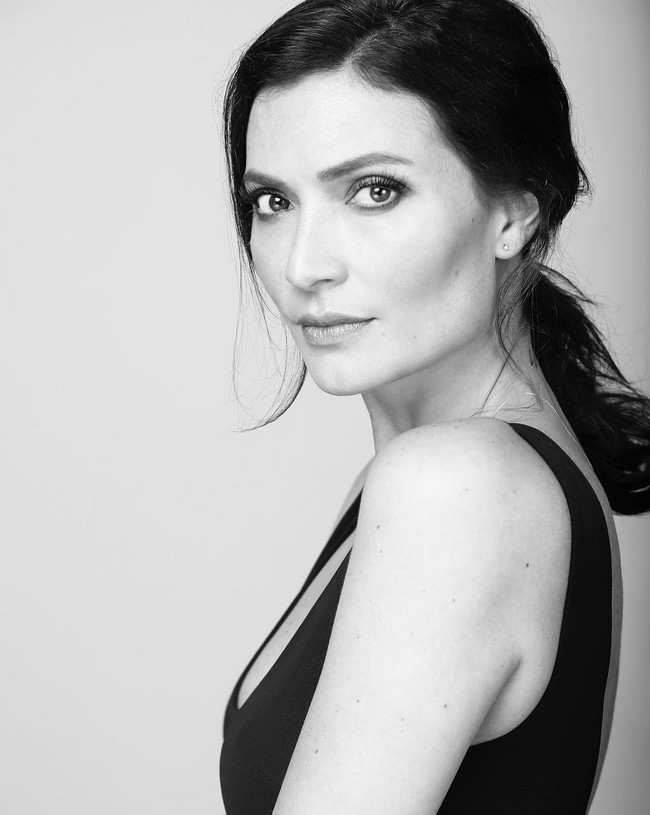 Di usia 47 tahun, atau 22 tahun setelah Betty La Fea, Aba Maria Orozco terlihat makin cantik. Parasnya tampak dewasa dan anggun. Foto: Instagram