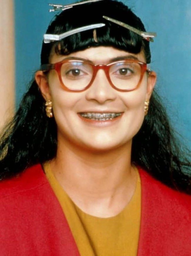 Gadis berperawakan culun dengan kacamata besar dan kawat gigi sangat lekat dengan imej Betty dalam telenovela Yo soy Betty, La Fea yang tayang pada 1999. Pemeran Betty Si Culun adalah Ana Maria Orozco. Foto: Instagram