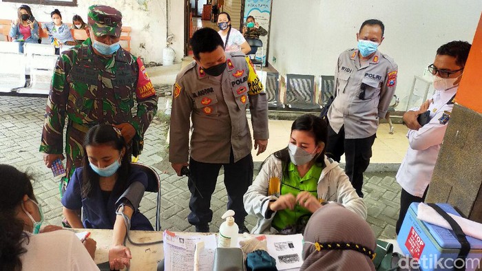 Pemkot Surabaya melakukan vaksinasi COVID-19 kepada karyawan Rekreasi Hiburan Umum (RHU). Mereka yang divaksin telah lolos asesmen dari Satgas COVID-19 setempat.