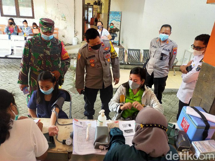 Pemkot Surabaya melakukan vaksinasi COVID-19 kepada karyawan Rekreasi Hiburan Umum (RHU). Mereka yang divaksin telah lolos asesmen dari Satgas COVID-19 setempat.