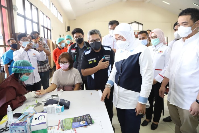 Vaksinasi COVID-19 yang diadakan Kemnaker diikuti sekitar seribu perwakilan anggota serikat pekerja/serikat buruh (SP/SB) dari KSPI, KSBSI, Sarbumusi, dan KSPN.