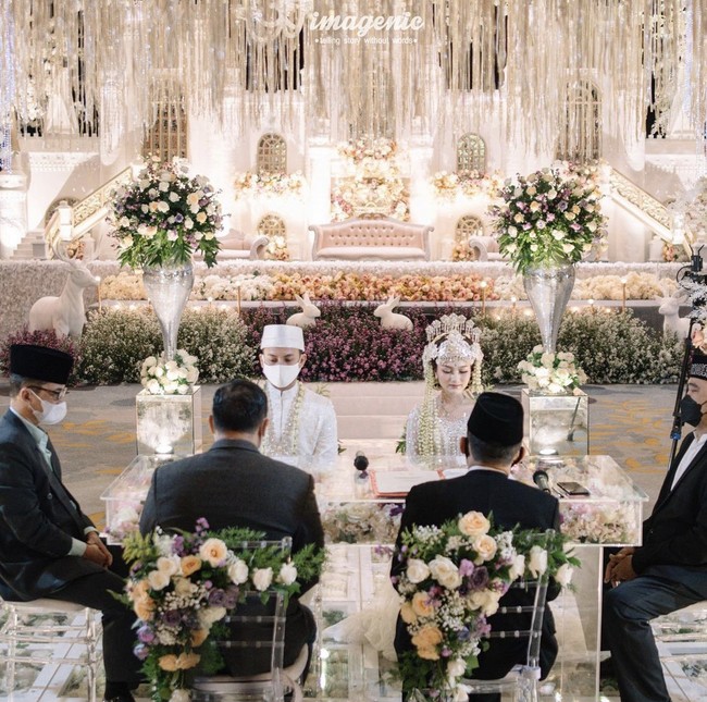 Beauty vlogger yang mempunyai lebih dari 1,8 juta pengikut di Instagram itu, menuturkan jika acara perikahannya diadakan pada 30 Mei 2021. Akad nikah digelar pukul 10.00 WIB dan resepsi dimulai pukul 16.00 WIB, di Tangerang. Foto: Dok. Instagram @nandaarsynt.