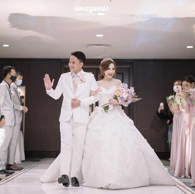 Wanita kelahiran Jakarta 31 Maret 1998 itu mengungkapkan asal-usul ide mahar pernikahannya yang berupa saham. Angka atau nominal saham dan logam mulia yang diberikan suaminya Ardya, disesuaikan dengan tanggal pernikahan mereka. Foto: Dok. Instagram @nandaarsynt.