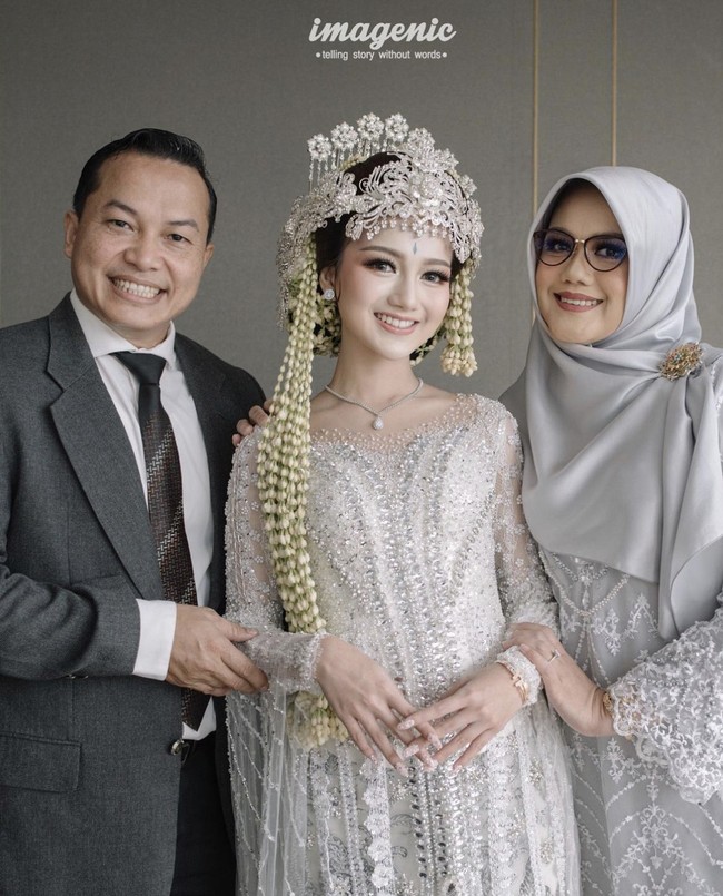 Awalnya aku mau nyesuain mahar aku dengan tanggal pernikahanku, kebetulan karena suami aku adalah investor dan pemilik kelas saham Rise Arrow, jadi aku memilih saham dan logam mulia untuk investasi jangka panjang. Kalau untuk nominalnya sih sesuain dengan tanggal 305 lot saham MDKA dan 21 gram logam mulia, jadi pas 30/5/21, jelas Nanda. Foto: Dok. Instagram @nandaarsynt.