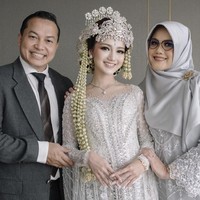 Awalnya aku mau nyesuain mahar aku dengan tanggal pernikahanku, kebetulan karena suami aku adalah investor dan pemilik kelas saham Rise Arrow, jadi aku memilih saham dan logam mulia untuk investasi jangka panjang. Kalau untuk nominalnya sih sesuain dengan tanggal 305 lot saham MDKA dan 21 gram logam mulia, jadi pas 30/5/21, jelas Nanda. Foto: Dok. Instagram @nandaarsynt.