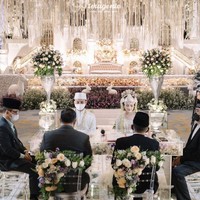 Beauty vlogger yang mempunyai lebih dari 1,8 juta pengikut di Instagram itu, menuturkan jika acara perikahannya diadakan pada 30 Mei 2021. Akad nikah digelar pukul 10.00 WIB dan resepsi dimulai pukul 16.00 WIB, di Tangerang. Foto: Dok. Instagram @nandaarsynt.