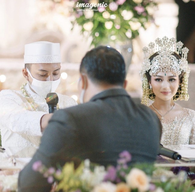 Inilah beauty vlogger Nanda Arsyinta dan Ardya Tridwantoro H yang pernikahannya viral. Dalam pernikahan tersebut, Ardya memberikan mahar atau mas kawin untuk Nanda berupa saham MDKA (PT Merdeka Copper Gold Tbk) senilai 305 lot dan 21 gram logam mulia. Foto: Dok. Instagram @nandaarsynt.