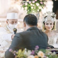 Inilah beauty vlogger Nanda Arsyinta dan Ardya Tridwantoro H yang pernikahannya viral. Dalam pernikahan tersebut, Ardya memberikan mahar atau mas kawin untuk Nanda berupa saham MDKA (PT Merdeka Copper Gold Tbk) senilai 305 lot dan 21 gram logam mulia. Foto: Dok. Instagram @nandaarsynt.