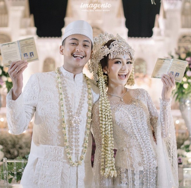 Beberapa akun gosip di Instagram juga mengunggah ulang momen pernikahan Nanda Arsyinta tersebut. Tak sedikit warganet yang merasa penasaran dan mencari tahu siapa sosok pengantin yang mendapat mahar saham ini. Foto: Dok. Instagram @nandaarsynt.