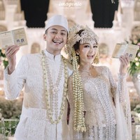 Beberapa akun gosip di Instagram juga mengunggah ulang momen pernikahan Nanda Arsyinta tersebut. Tak sedikit warganet yang merasa penasaran dan mencari tahu siapa sosok pengantin yang mendapat mahar saham ini. Foto: Dok. Instagram @nandaarsynt.