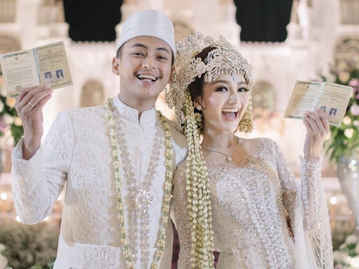 Viral pengantin dengan mahar saham dan logam mulia. Viral pengantin dengan mahar saham dan logam mulia.
