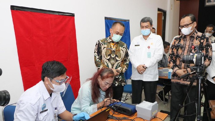 Dukcapil memberikan layanan perekaman KTP elektronik kepada para transgender, Tangsel, Rabu (2/6/2021).