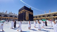 Sementara itu, pandemi COVID-19 yang masih melanda dunia termasuk Indonesia membuat pemerintah RI memutuskan tidak memberangkatkan jemaah haji Indonesia 1442 H/2021 M demi keselamatan jemaah. Selain itu, diketahui Arab Saudi tidak memasukkan Indonesia dalam negara yang boleh masuk negara mereka. Ke-11 negara yang diizinkan masuk Arab Saudi adalah Amerika Serikat, Inggris, Irlandia, Italia, Jepang, Jerman, Prancis, Portugal, Swedia, Swiss, Uni Emirat Arab. Getty Images/Ayman Zaid.