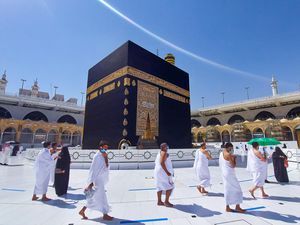 Banyak yang Tertular Omicron dari Tanah Suci, Malaysia Tangguhkan Umrah