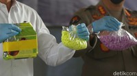 Sejumlah barang bukti ekstasi dipamerkan.