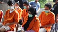 Para pelaku terlihat menundukkan kepala.