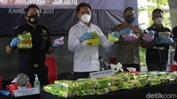 Direktur Tindak Pidana Narkoba, Brigjen Pol Krisno Siregar menunjukkan barang bukti narkoba saat konferensi pers di Mabes Polri, Jakarta, Kamis (3/6/2021).