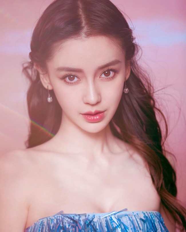 Angelababy dilaporkan sudah meminta pengacaranya untuk mengirimkan surat pada netizen yang membuat gosip perselingkuhan tersebut. Foto: Dok. Facebook Angelababy