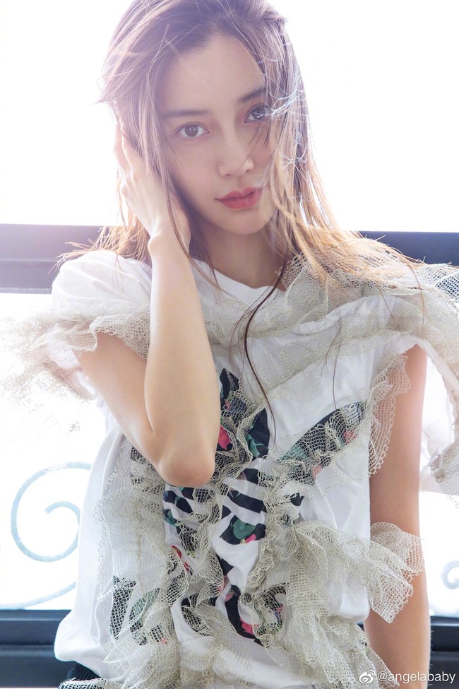 Kesal dengan gosip tersebut, seperti dikutip dari Today Online, Angelababy mengirimkan somasi pada netizen yang menyebarkan gosip dirinya berselingkuh dengan Cai Xuxun yang berusia 10 tahun lebih muda darinya. Foto: Dok. Facebook Angelababy