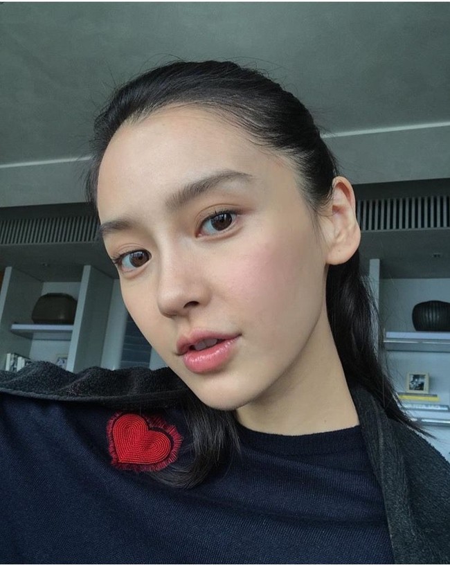 Angelababy digosipkan dengan pria muda yang belakangan diketahui sebagai idol China Cai Xuxun. Angelababy dan Cai Xuxun sendiri memang saling mengenal. Keduanya sama-sama membintangi variety show Keep Running, Running Man Korea versi China. Foto: Dok. Facebook Angelababy