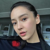 Angelababy digosipkan dengan pria muda yang belakangan diketahui sebagai idol China Cai Xuxun. Angelababy dan Cai Xuxun sendiri memang saling mengenal. Keduanya sama-sama membintangi variety show Keep Running, Running Man Korea versi China. Foto: Dok. Facebook Angelababy