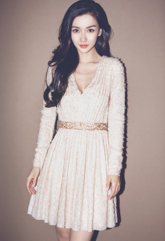 Pada pertengahan 2021 ini Angelababy dibuat geram oleh netizen yang menyebarkan kabar dirinya selingkuh. Gosip tersebut muncul gara-gara sebuah fotonya yang tengah bersantai di yatch menampilkan bayangan sosok pria muda. Foto: Dok. Facebook Angelababy