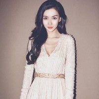 Pada pertengahan 2021 ini Angelababy dibuat geram oleh netizen yang menyebarkan kabar dirinya selingkuh. Gosip tersebut muncul gara-gara sebuah fotonya yang tengah bersantai di yatch menampilkan bayangan sosok pria muda. Foto: Dok. Facebook Angelababy