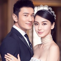 Dari pernikahannya dengan Huang Xiaoming, Angelababy sudah melahirkan seorang anak laki-laki pada 2017. Setelah melahirkan anak pertamanya, Angela tetap aktif bermain serial televisi dan variety show. Dia merupakan pemain variety show Keep Running sejak 2014. Foto: Dok. Facebook Angelababy
